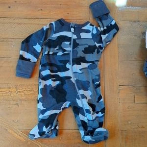 Wondernation camo newborn footie
